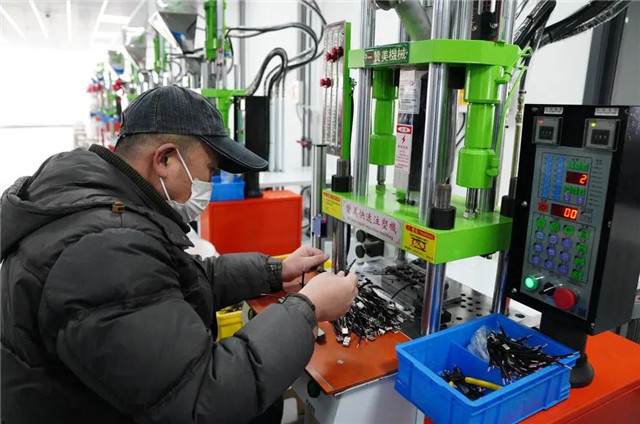 上海机器人批量进厂8小时不间断“打工”拐点时刻或要等4年(图1)